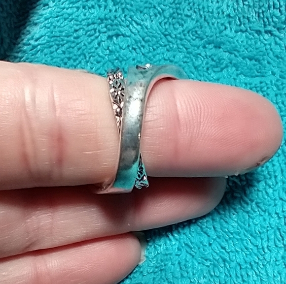 Elegant Silver Tone and Blue Stone Ring detail intricate - Picture 3 of 4